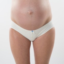 Culotte de maternité Aquamarine – Dentelle blanche et douceur naturelle